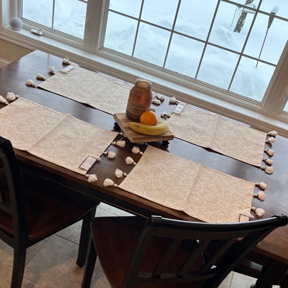 NEW! 6 Threshold Quality & Design Beige & White Placemats W/Tassels